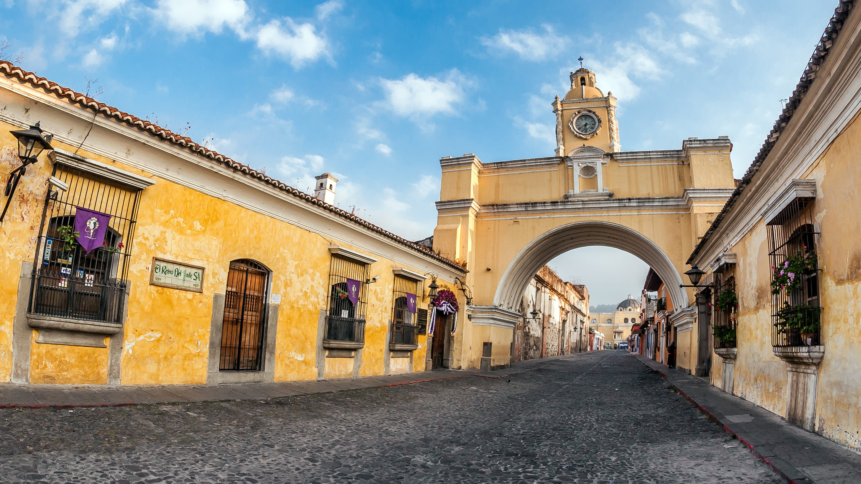 El Arco de Santa Catarina es uno de los lugares más icónicos de una ciudad colonial.